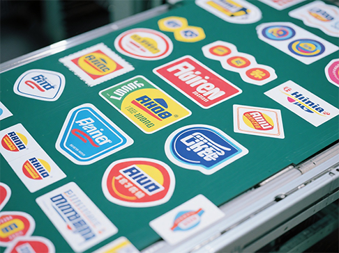 Какъв вид лазерен контролер може да се използва за самозалепващо лазерно щанцоване