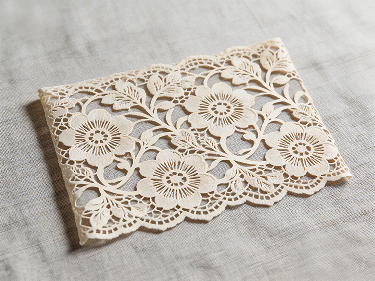 Защо системите за рязане на тъкани преминават към многоосни лазерни контролери? Ефективността е ключова.